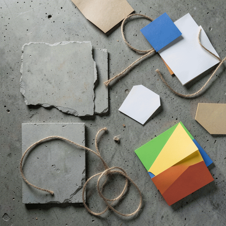 Komposisi flat lay yang menampilkan gabungan aset desain digital dan bahan kerajinan tangan, menggabungkan tekstur brutalist seperti beton kasar dengan elemen handmade seperti stiker warna-warni dan tali rami, memberikan kesan estetika kreatif modern.