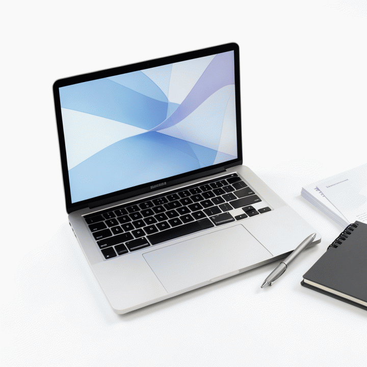 Komposisi flat lay yang menunjukkan laptop dan peralatan kerja profesional, melambangkan kemudahan membuat dokumen formal melalui AI tanpa perlu ke studio foto.