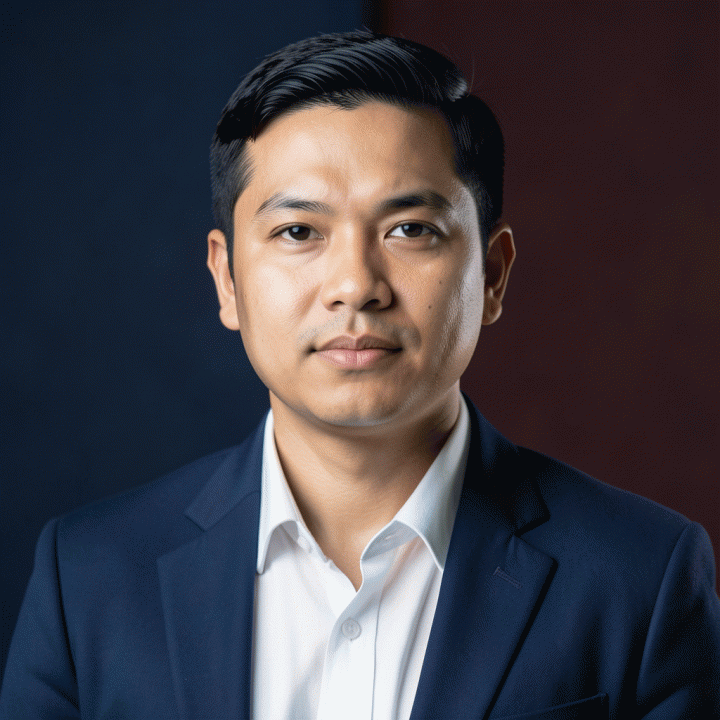 Foto headshot profesional dengan latar belakang solid warna korporat, ideal untuk CV atau LinkedIn.