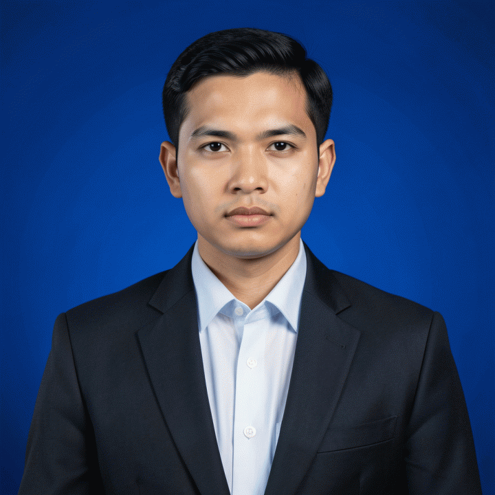 Foto studio profesional bergaya dokumen pemerintah dengan latar belakang biru solid, menampilkan potret seorang profesional muda Indonesia yang berjas rapi.