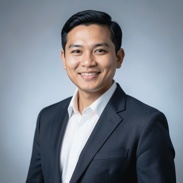 Foto profil profesional sinematik seorang pekerja kantoran Indonesia yang percaya diri, mengenakan setelan bisnis formal di latar belakang studio yang lembut.