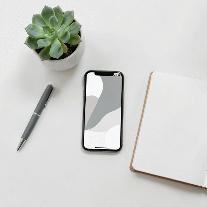 Tampilan atas (flat lay) meja kerja minimalis dengan peralatan jurnal digital dan tanaman, menekankan fokus dan produktivitas.