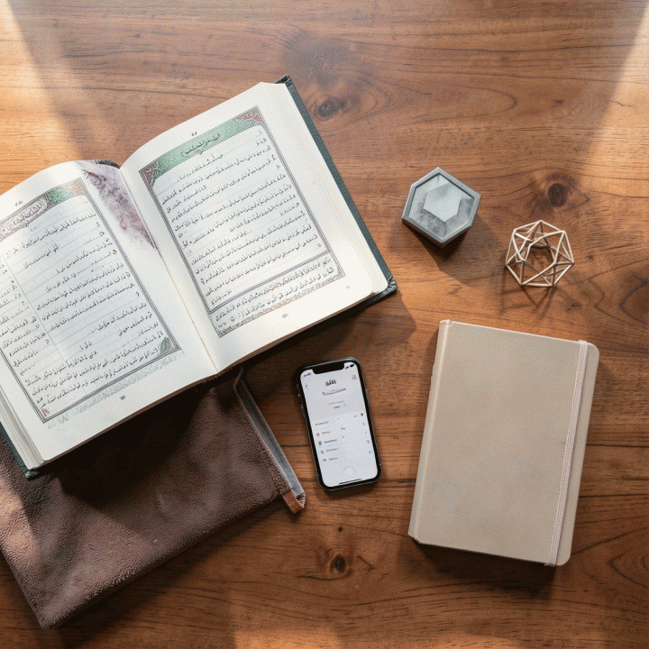 Komposisi flat lay modern yang menampilkan alat-alat bantu untuk merencanakan dan melacak ibadah harian.