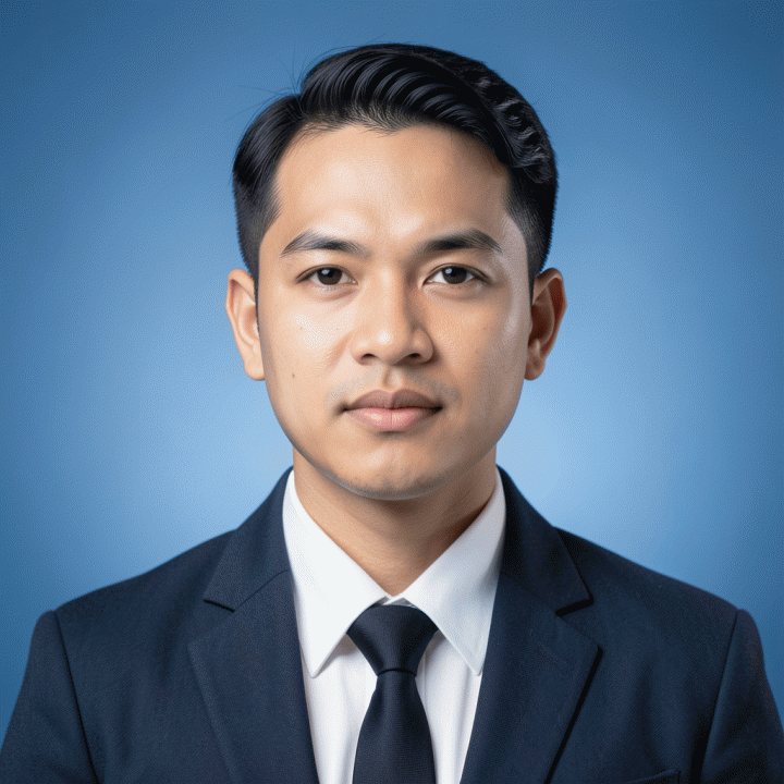 Contoh foto profil profesional dengan latar belakang biru formal untuk CV atau LinkedIn.