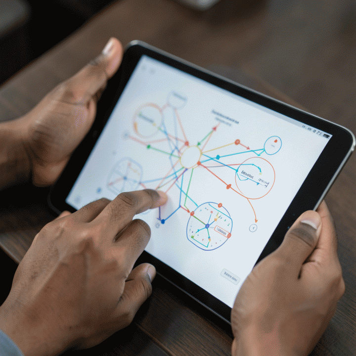 Tangan seseorang berinteraksi dengan tablet yang menampilkan pola logika atau asesmen kognitif abstrak.