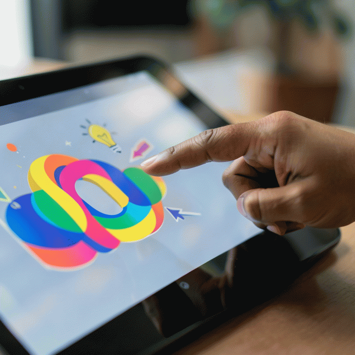 Close-up tangan yang menunjuk pada visualisasi ide &lsquo;hook&rsquo; atau skrip pembuka yang menarik pada layar digital, melambangkan penemuan ide konten yang efektif.