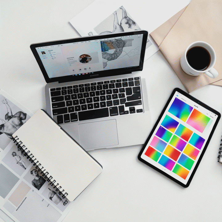 Tata letak meja kerja yang rapi dan profesional, menampilkan alat digital dan aset visual yang dihasilkan AI, melambangkan efisiensi waktu.